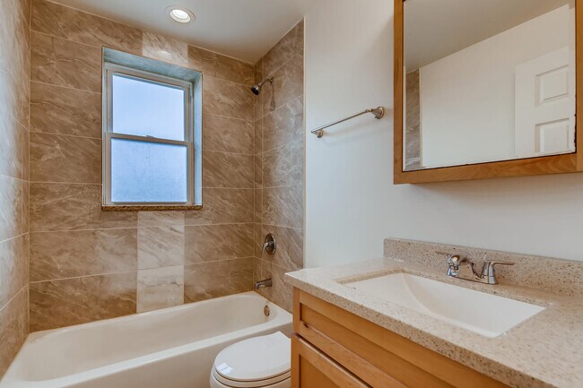 Foto del edificio - 1351 W 81st St