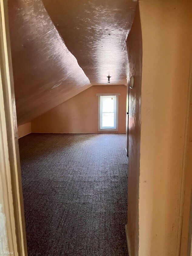 Foto del edificio - 2 br, 1 bath Triplex - 603 N Granger St Ap...