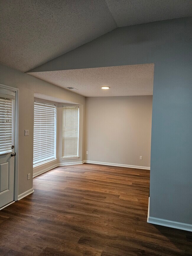 Comedor - 10430 Brawley Ln