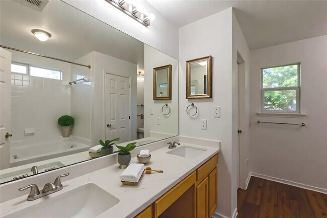 Building Photo - 2571 Georgian Dr
