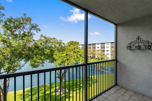 Building Photo - 2226 N Cypress Bend Dr