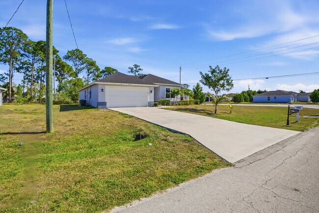 Building Photo - 4593 SW Bradbury St