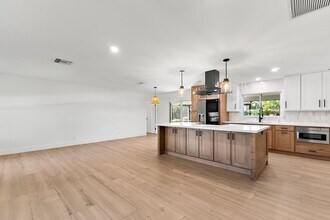 Building Photo - 10 SE Splitrail Cir