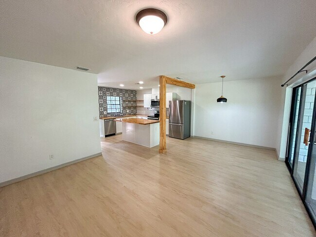 Building Photo - 1058 SW 6th Dr