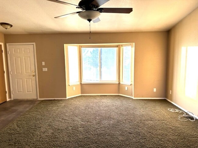 Building Photo - 3 bedroom 2 bath home in Spring Creek with...