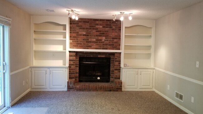 Foto del edificio - 213 S Brittany Dr