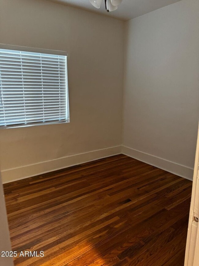 Building Photo - 2 bedroom apartment in Garfield district with back yard