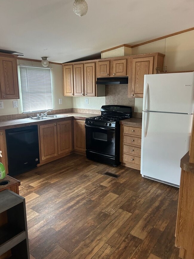 Building Photo - 3 bed 2 bath house