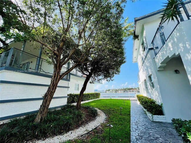 Building Photo - 950 Bay Dr