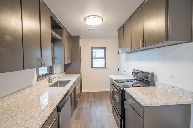 Building Photo - Newly renovated 3 bed, 1 bath! Schedule a ...