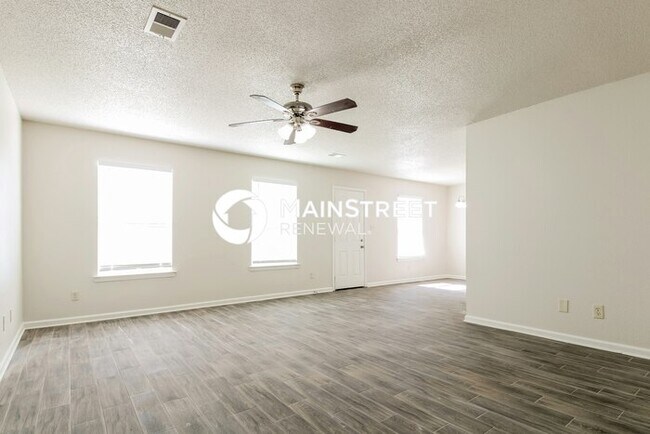 Building Photo - 4 Bedroom Pet-Friendly Home in MEMPHIS, TN with Main Street Renewal