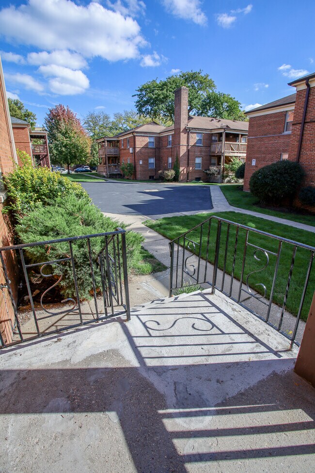 Building Photo - 2103 W Farragut Ave