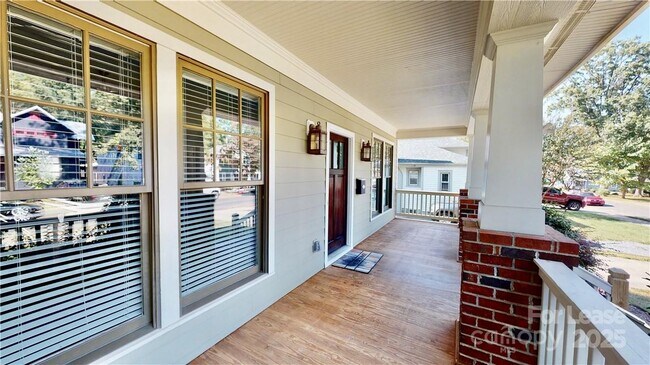 Foto del edificio - 2213 Roslyn Ave