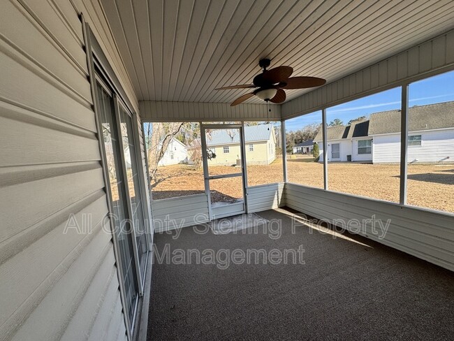 Building Photo - 302 SE Elm Loop