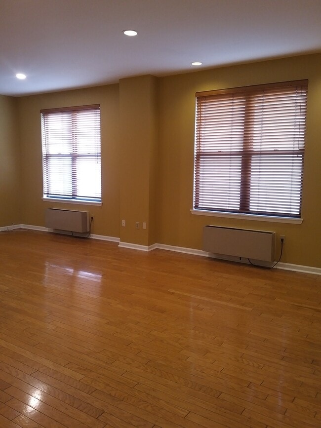 Spacious Lvng/Dng Room + Big Windows - 111 Mulberry St
