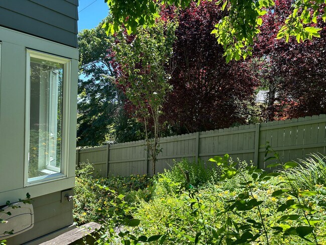 Building Photo - 2 Bedroom condo in the Best Location