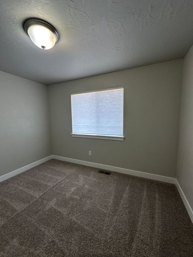 Building Photo - Lovely Townhome