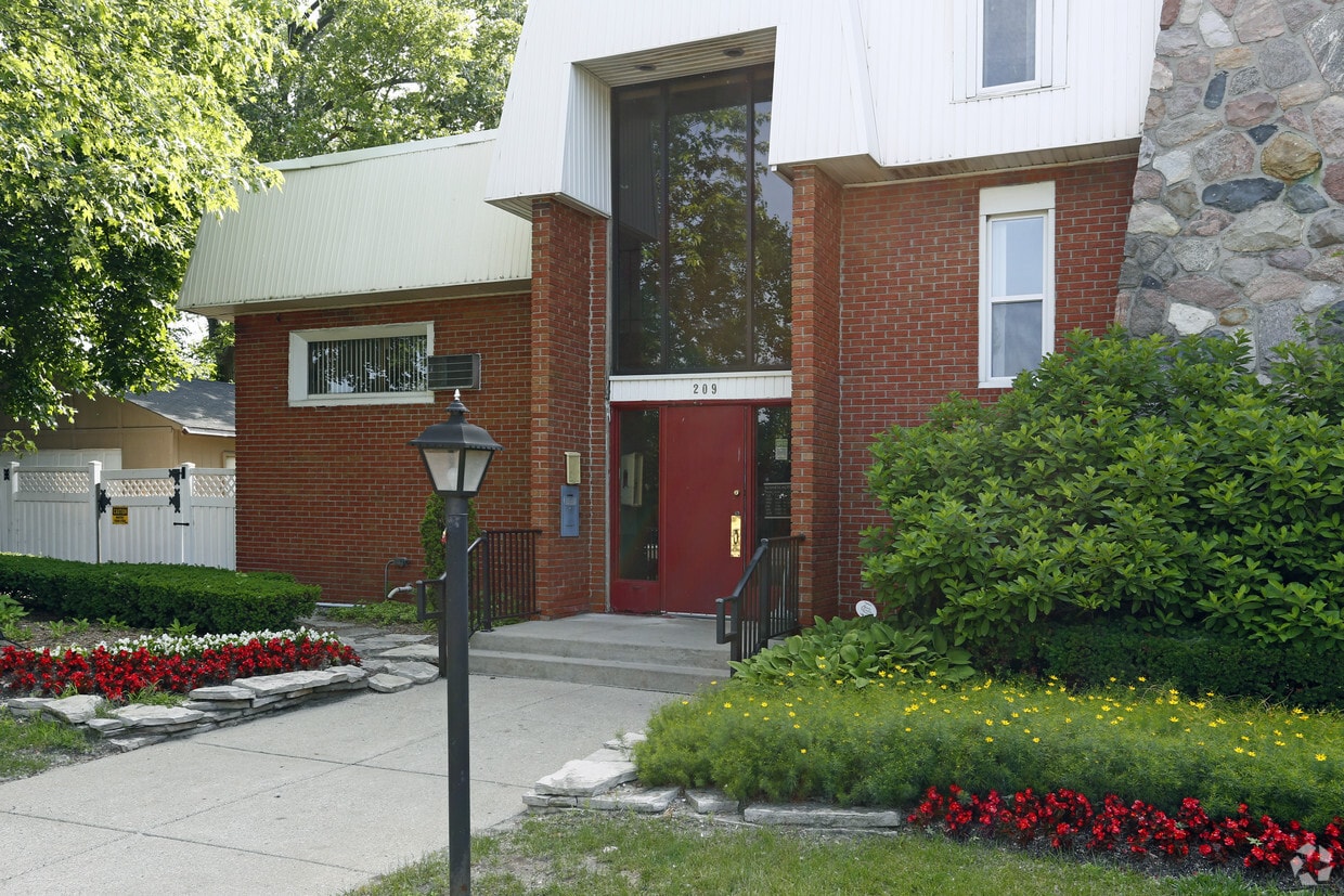 Wade Manor 209 Cherry Hill Trl Inkster, MI