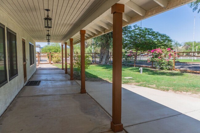 Building Photo - Charming 2 Bed, 2 Bath Vintage Home – Thou...