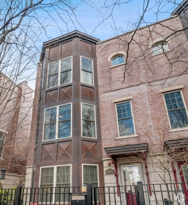 Building Photo - 3019 W Cornelia Ave