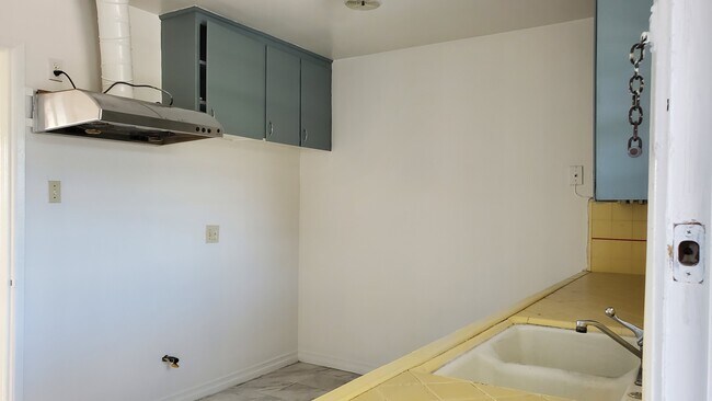 Building Photo - 5617 Huntington Dr N