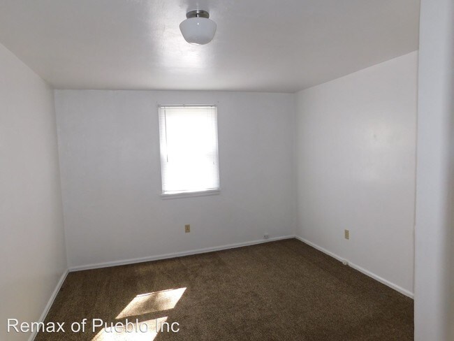 Building Photo - 2322 E Orman Ave