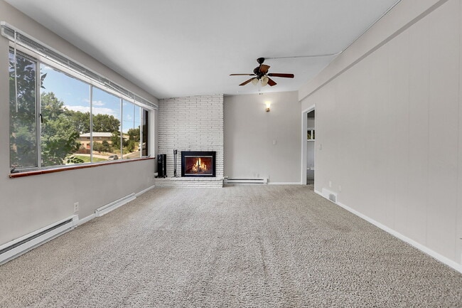 Building Photo - $1,995 - 3 Bed, 1 Bath Duplex Unit in Litt...