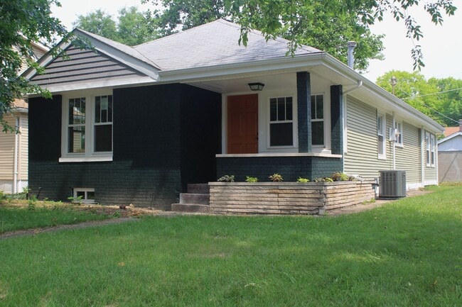 Building Photo - Three Bedroom in Alton