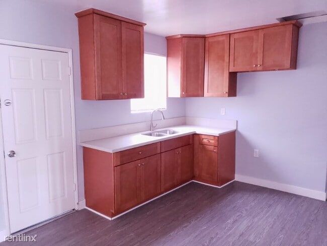 Building Photo - 2 br, 1 bath Apartment - 2590 E Carson St