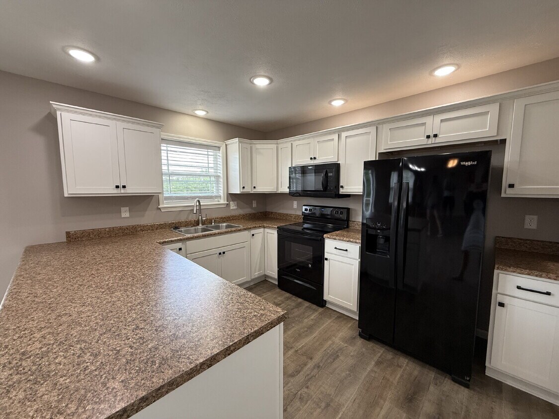 Foto principal - 4BR Basement Home
