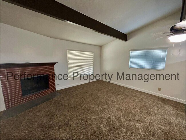 Foto del edificio - Charming 2 Bed/2 Bath NE Bakersfield Home ...