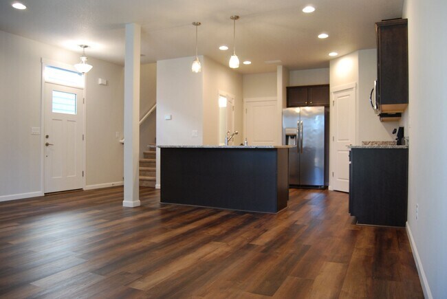 Foto del edificio - Great Suburban 3 Bed 2.5 Bath Home in Minn...