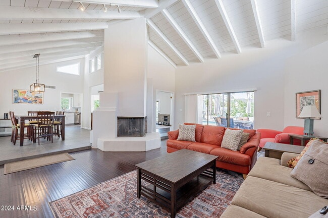Building Photo - 8257 E Del Cadena Dr