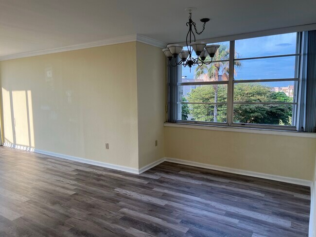 Building Photo - 13120 SW 92nd Ave