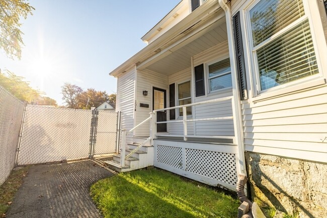 Building Photo - 151r Methuen St