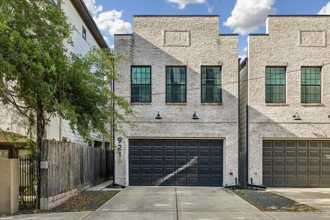 Building Photo - 921 W 21st St