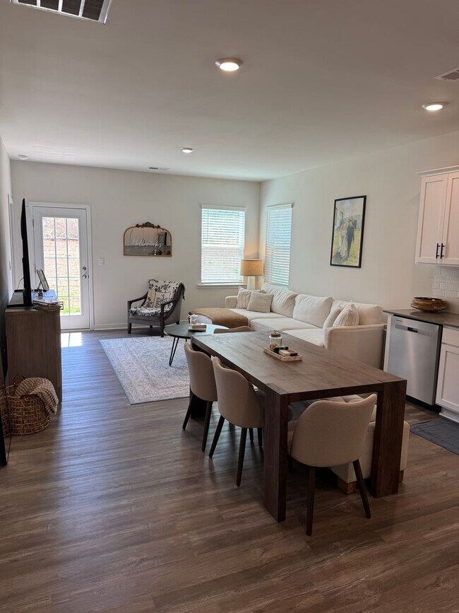 Foto del edificio - New Construction 3 bed 2 Bath Home in the Hamptons at Hickory! Prime Location!