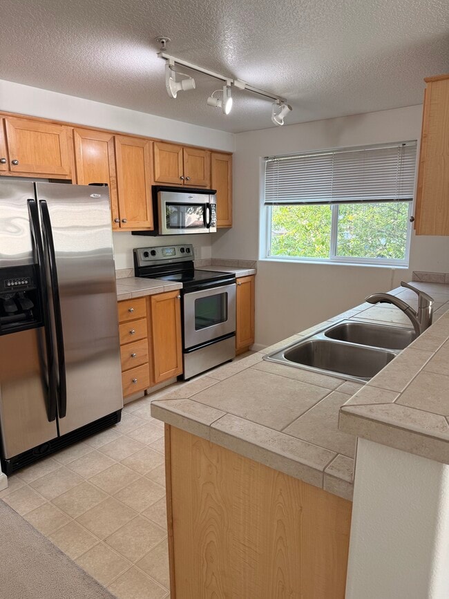 Building Photo - 770 NW 185th Ave