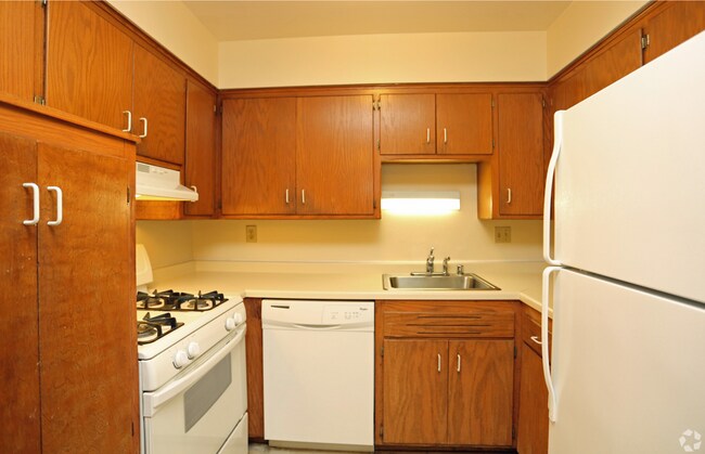 Kitchen - 11121 W Meinecke Ave