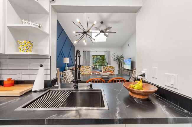 Building Photo - 908 Lakeview Cir