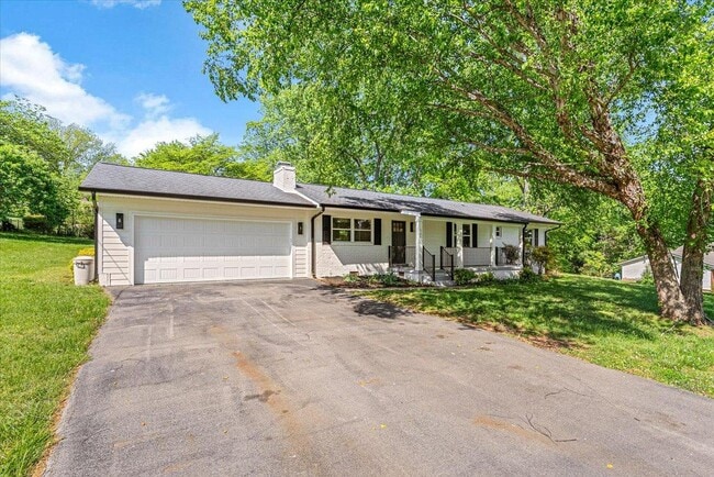 Foto del edificio - 221 Medford Rd