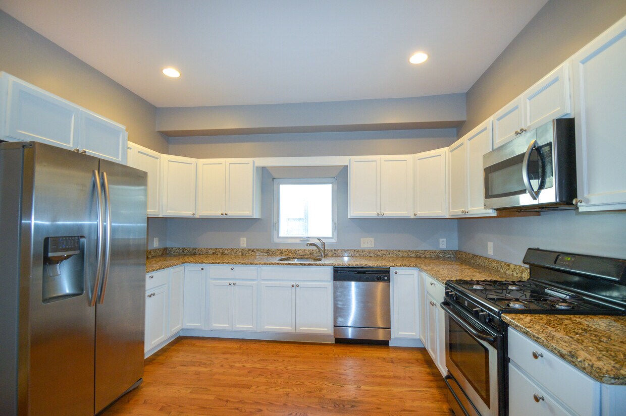 Primary Photo - 65 Mapleton St
