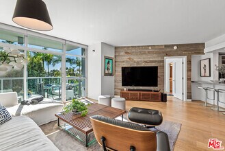 Building Photo - 13700 Marina Pointe Dr