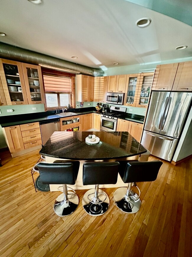 Building Photo - 7017 N Greenview Ave