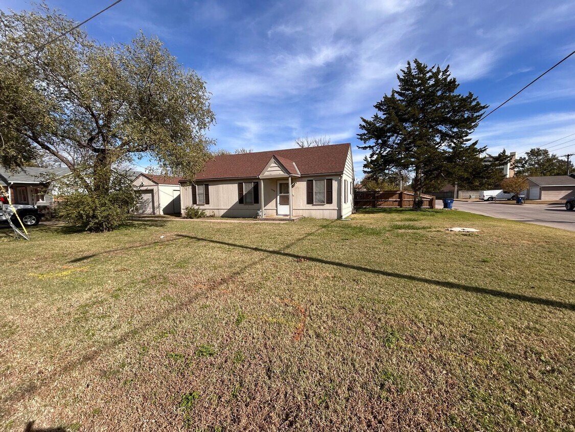 Primary Photo - Cute 2 Bedroom 1 Bath