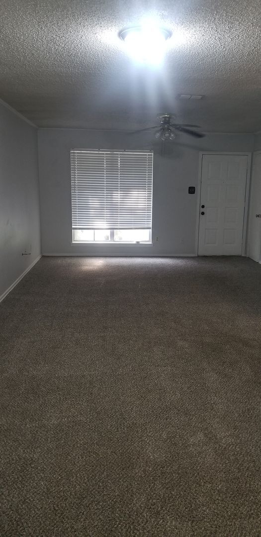 Foto del edificio - 4 bedroom 1 1/2 bath