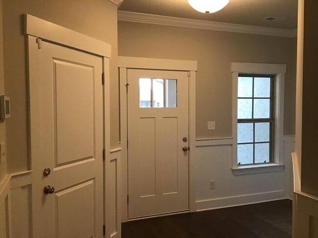 Building Photo - 700 Rivulet Dr SW
