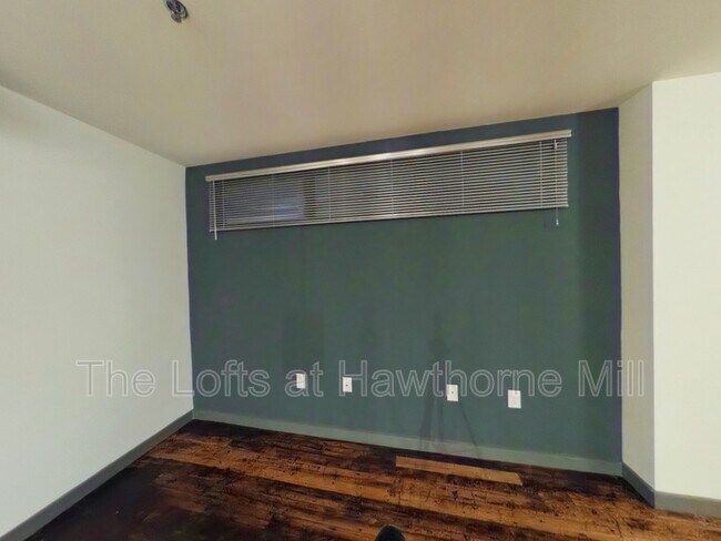 Building Photo - 1101 Hawthorne Ln