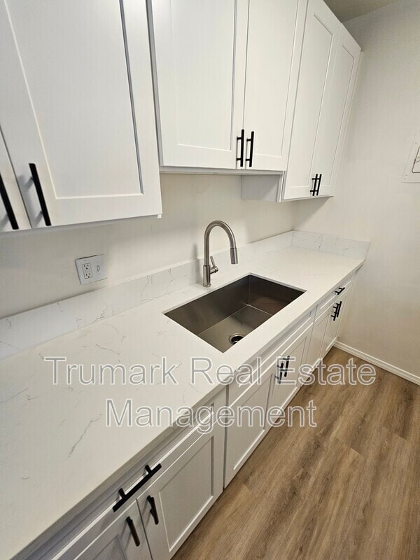 Building Photo - 337 Riverdale Dr