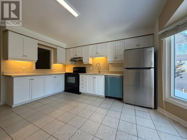 Photo du bâtiment - 1100 Queens Ave